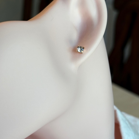 💎 Classic Crystal Stud Earrings | Everyday Elegant Sparkle ✨ - Picture 4 of 7